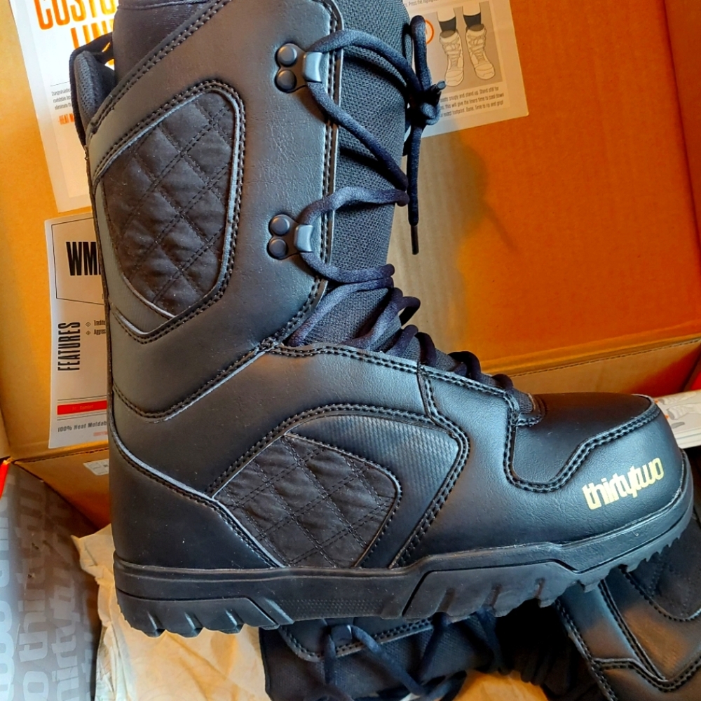 32 snowboarding boots black size 9
